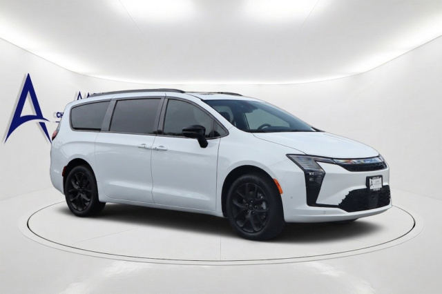 New 2027 Chrysler Pacifica Limited  in Norco, CA 2