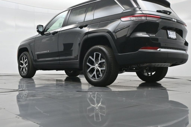New 2025 Jeep Grand Cherokee Limited  in Norco, CA 17
