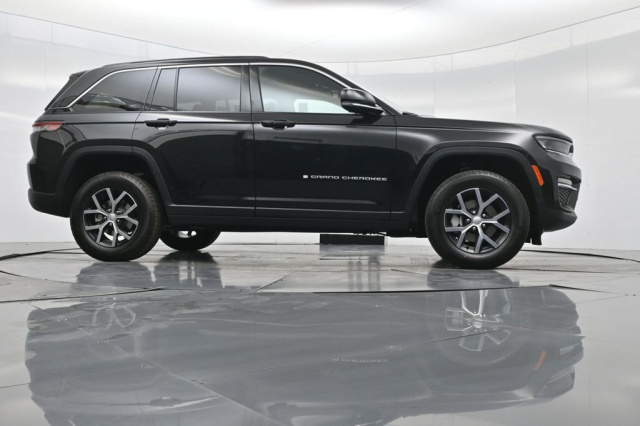 New 2025 Jeep Grand Cherokee Limited  in Norco, CA 13
