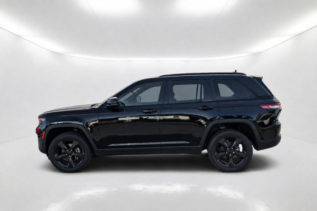 Used 2023 Jeep Grand Cherokee Altitude X  in Norco, CA 8