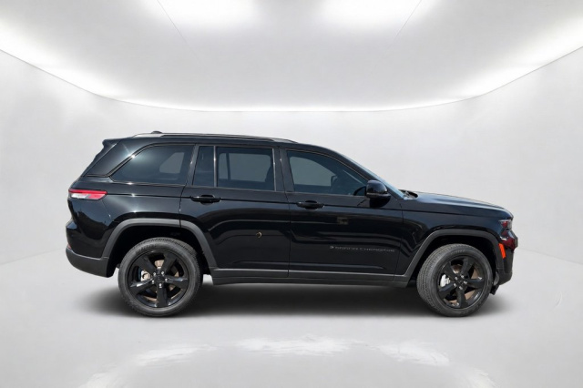 Used 2023 Jeep Grand Cherokee Altitude X  in Norco, CA 3