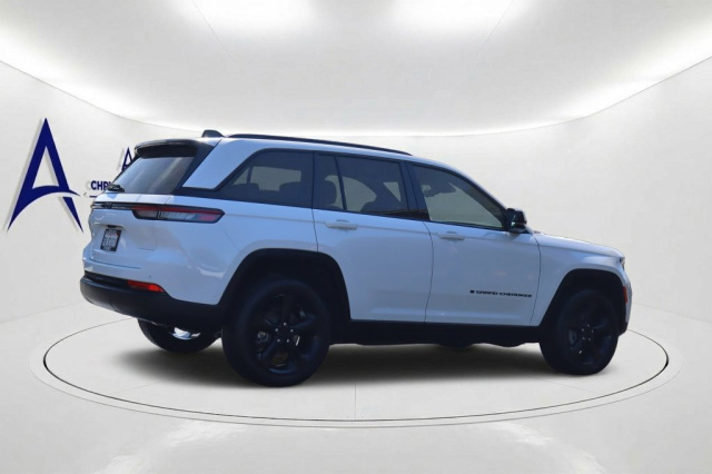 Used 2025 Jeep Grand Cherokee Altitude  in Norco, CA 5