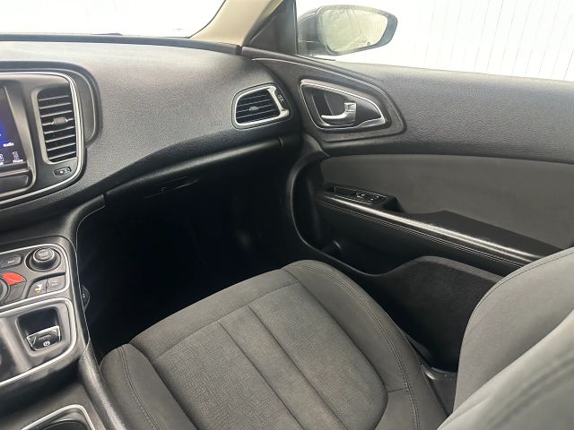 2016 Chrysler 200 Limited photo 16