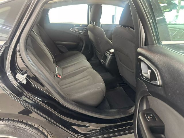 2016 Chrysler 200 Limited photo 12