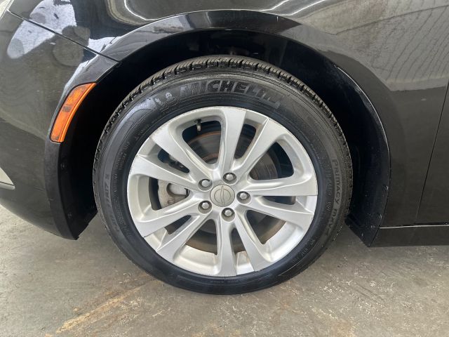 2016 Chrysler 200 Limited photo 8