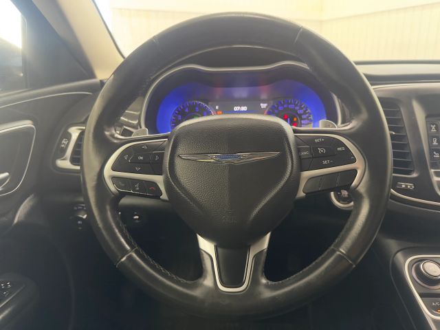 2015 Chrysler 200 photo 17