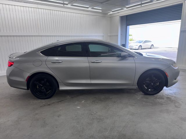 2015 Chrysler 200 photo 4