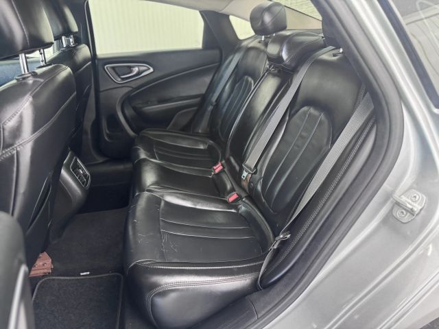 2015 Chrysler 200 photo 11