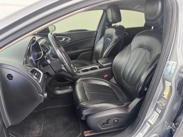 2015 Chrysler 200 photo 9