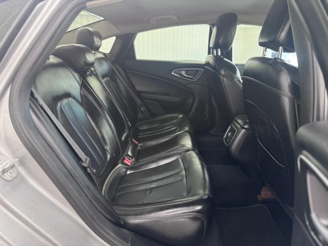 2015 Chrysler 200 photo 10