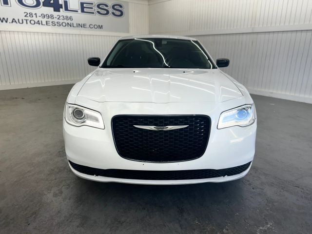 2018 Chrysler 300 Touring photo 2