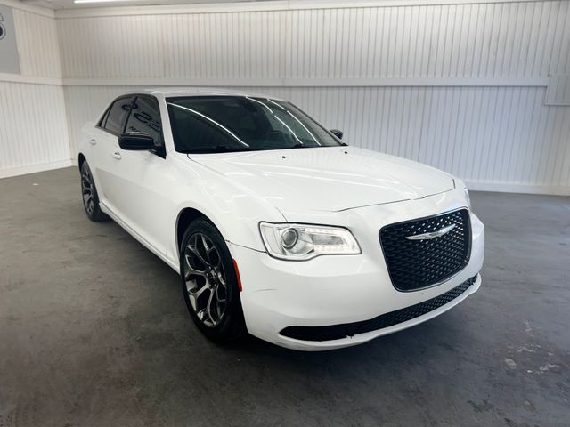 2018 Chrysler 300 Touring photo 3