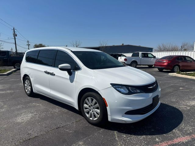 2018 Chrysler Pacifica L photo 3