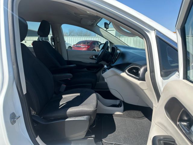 2018 Chrysler Pacifica L photo 16