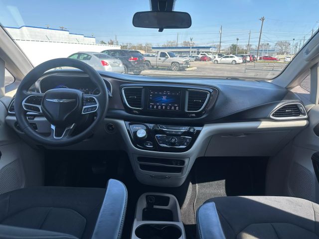 2018 Chrysler Pacifica L photo 18