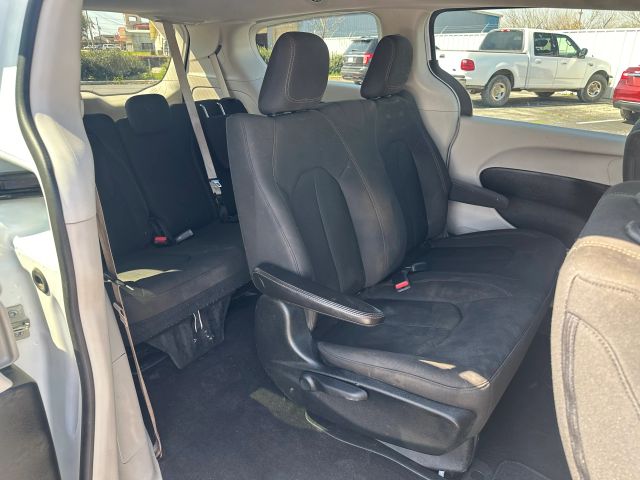 2018 Chrysler Pacifica L photo 14