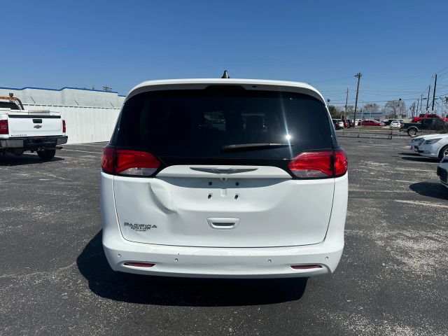 2018 Chrysler Pacifica L photo 6