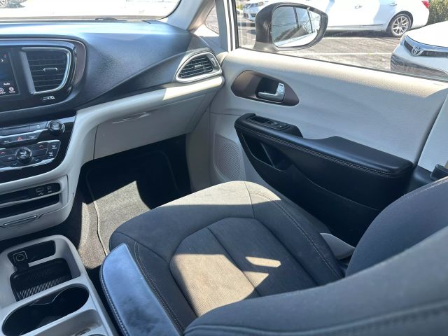 2018 Chrysler Pacifica L photo 19