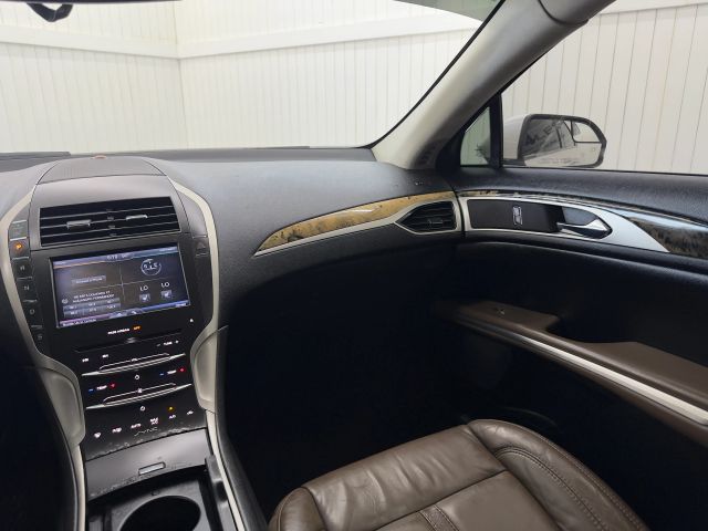 2016 Lincoln MKZ photo 13