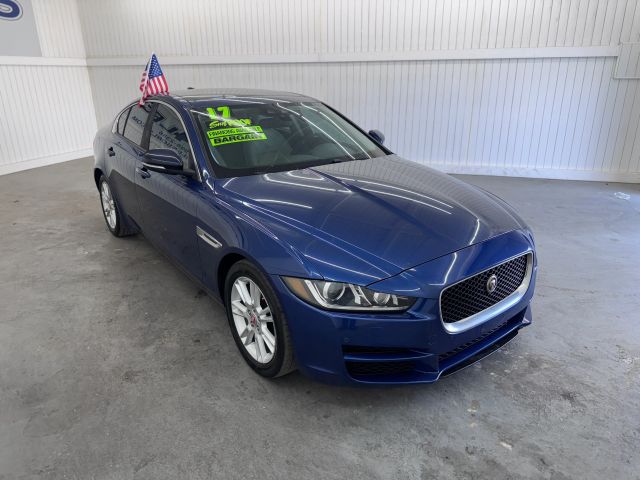 2017 Jaguar XE Premium photo 3
