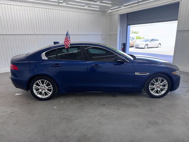 2017 Jaguar XE Premium photo 4