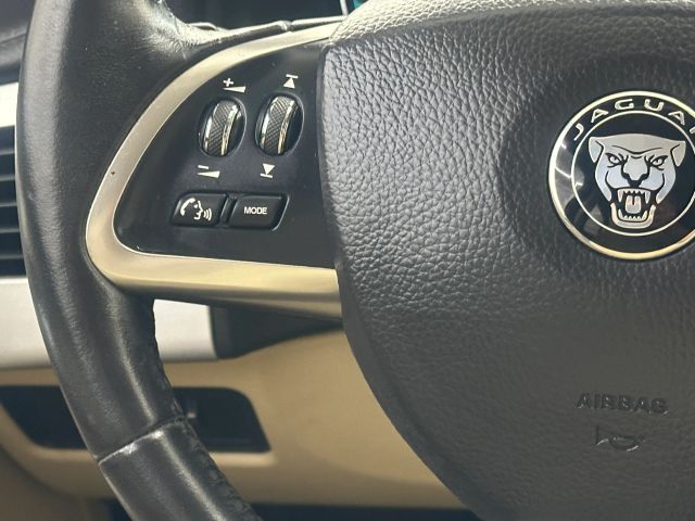 2015 Jaguar XF Premium photo 21