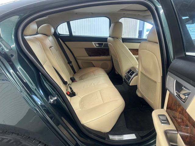 2015 Jaguar XF Premium photo 12