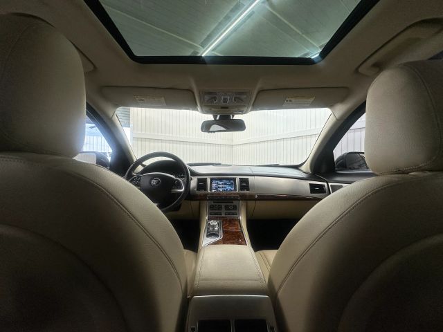 2015 Jaguar XF Premium photo 14