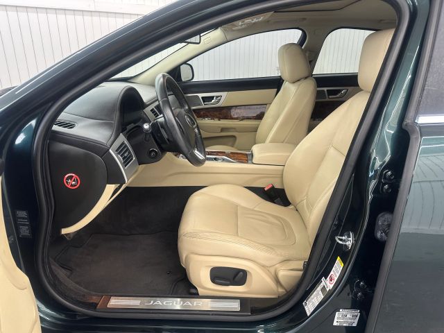 2015 Jaguar XF Premium photo 10