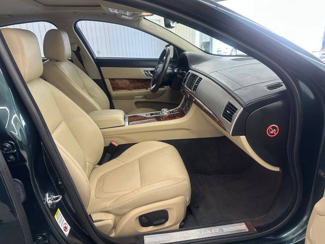 2015 Jaguar XF Premium photo 13