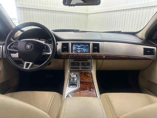2015 Jaguar XF Premium photo 16