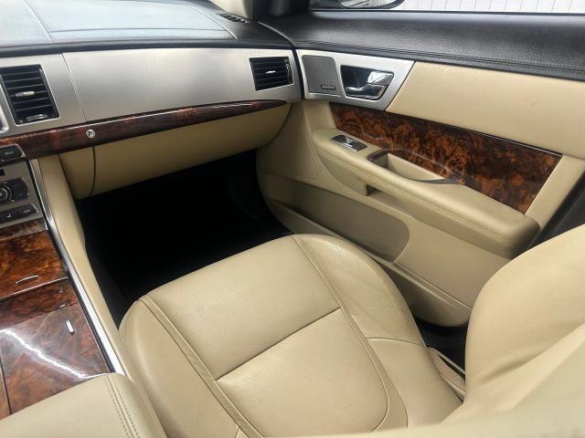 2015 Jaguar XF Premium photo 17