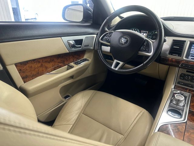 2015 Jaguar XF Premium photo 15