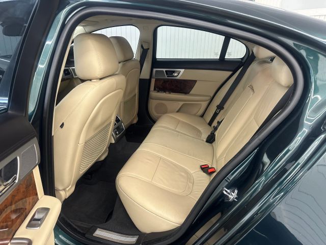 2015 Jaguar XF Premium photo 11
