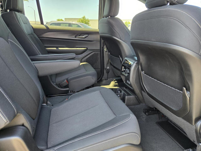 New 2026 Jeep Grand Cherokee L Laredo 4x2  in ,  28