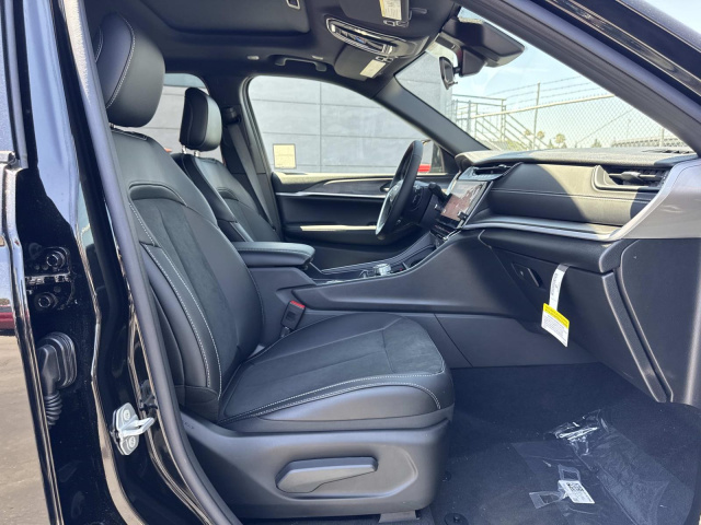 New 2026 Jeep Grand Cherokee L Laredo Altitude 4x2  in ,  31