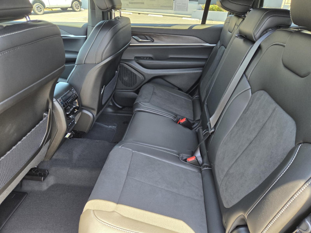 New 2026 Jeep Grand Cherokee L Laredo Altitude 4x4  in ,  25