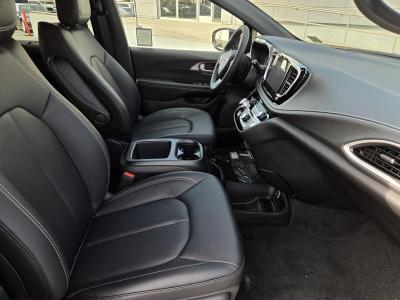 New 2026 Chrysler Pacifica Select FWD  in ,  32