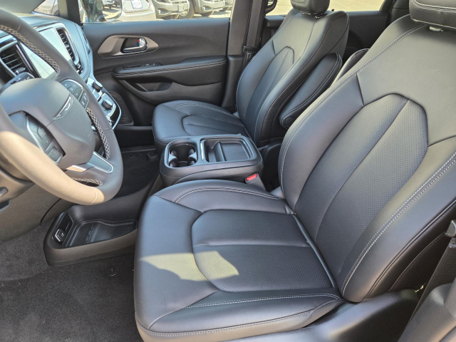 New 2027 Chrysler Pacifica Select AWD  in ,  24
