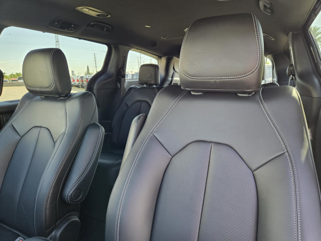 New 2027 Chrysler Pacifica Select AWD  in ,  25
