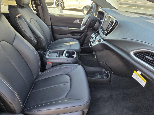 New 2027 Chrysler Pacifica Select AWD  in ,  32