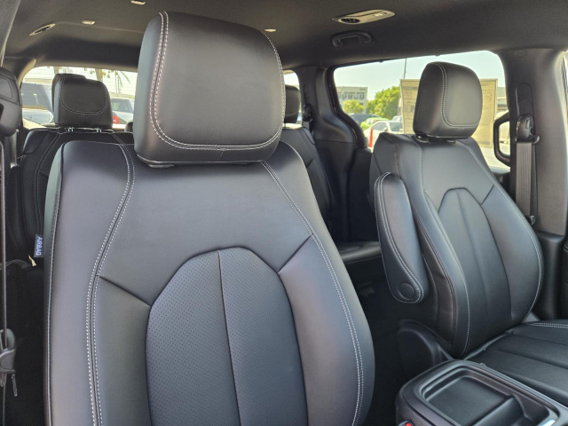 New 2027 Chrysler Pacifica Select AWD  in ,  33