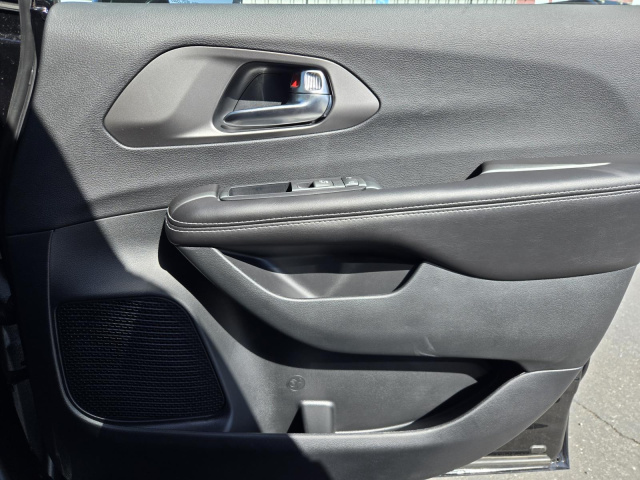 New 2027 Chrysler Pacifica Select AWD  in ,  34