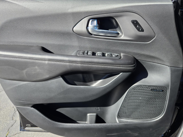 New 2027 Chrysler Pacifica Limited AWD  in ,  21