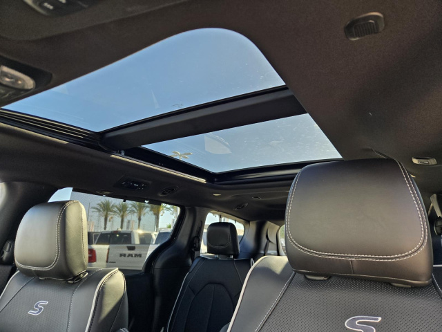New 2027 Chrysler Pacifica Limited AWD  in ,  26
