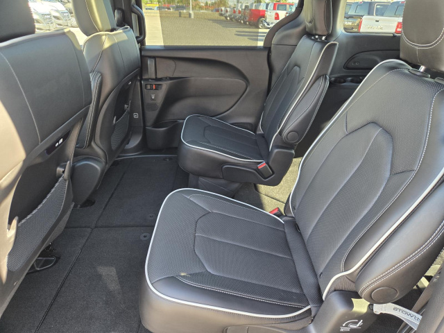 New 2027 Chrysler Pacifica Limited AWD  in ,  28