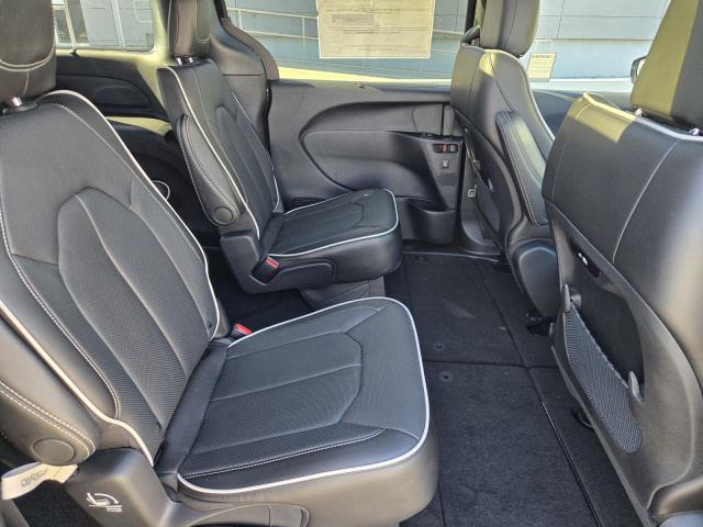 New 2027 Chrysler Pacifica Limited AWD  in ,  31