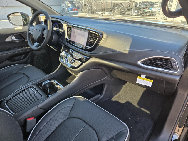 New 2027 Chrysler Pacifica Limited AWD  in ,  32