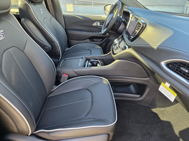 New 2027 Chrysler Pacifica Limited AWD  in ,  33
