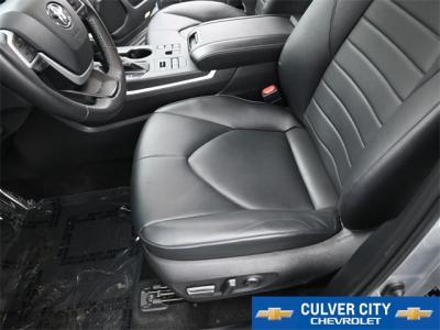 Used 2024 Toyota Highlander XLE in Culver City, CA 11 img